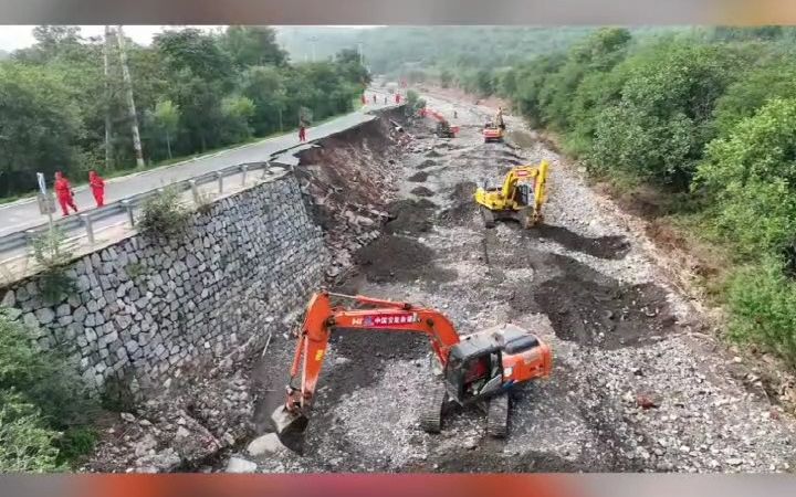 中国安能救援力量对北京门头沟塌陷路基加宽加固,确保大型装备顺畅通行(谭明裕)#暴雨#水电铁军#永不褪色的水电铁军精神哔哩哔哩bilibili