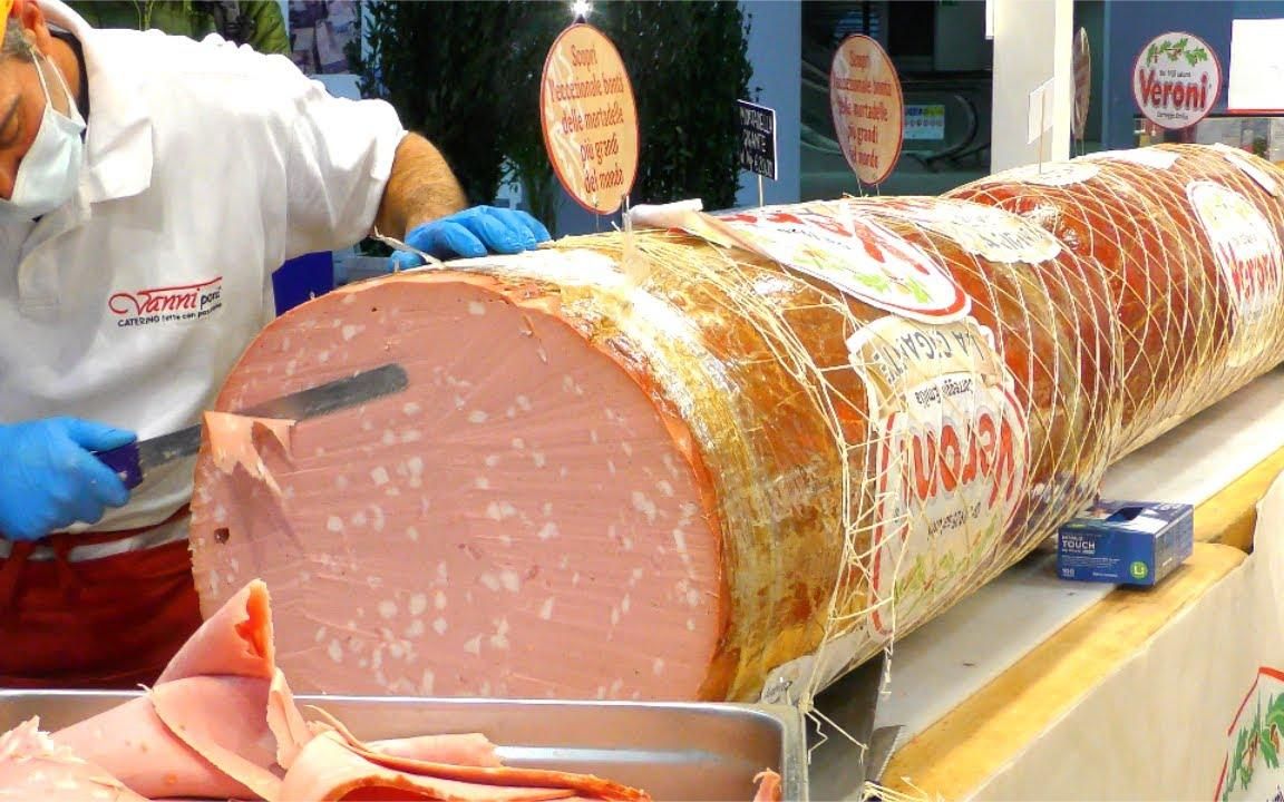 600斤的巨型火腿,大叔切下一片就卖200元,一根可以吃半年,真爽