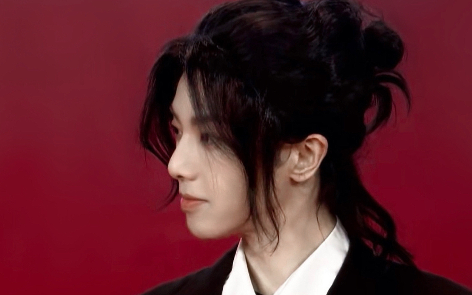 华晨宇骨笛吹我管你# 顶级先锋音乐艺术家华晨宇玩乐器也是超级篮害