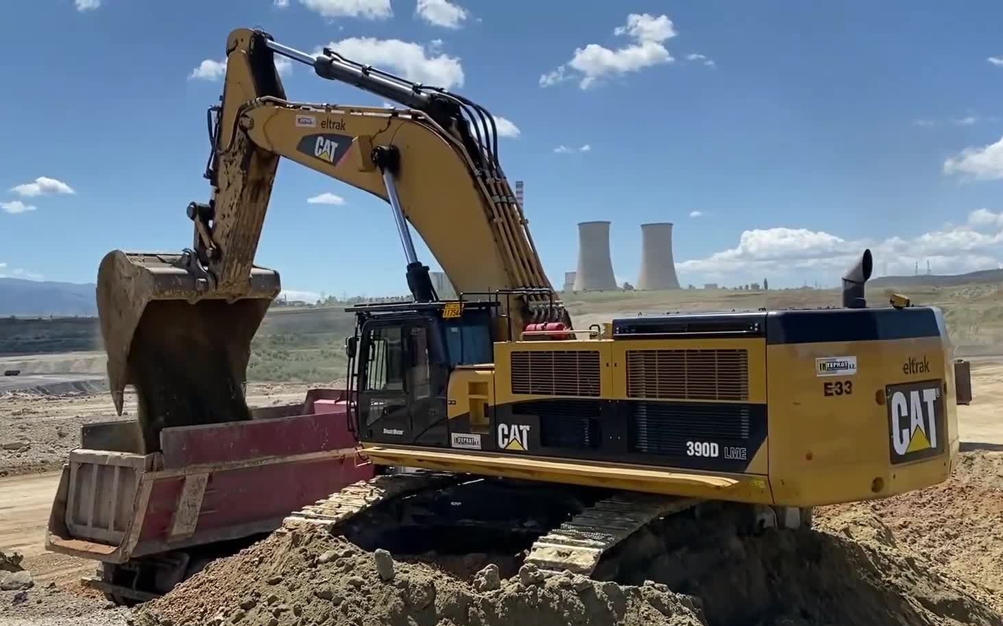 cat 390d挖掘机沙土装车_哔哩哔哩_bilibili