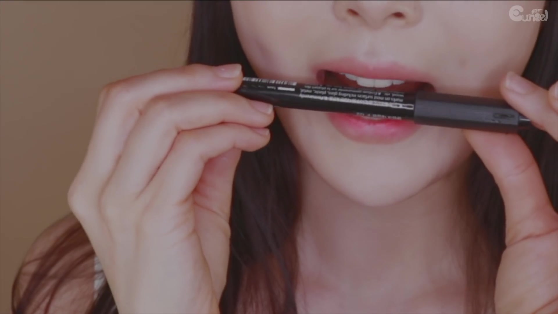 韩国哄睡小姐姐eunzel的近视角的舔笔口腔音耳语哄睡助眠