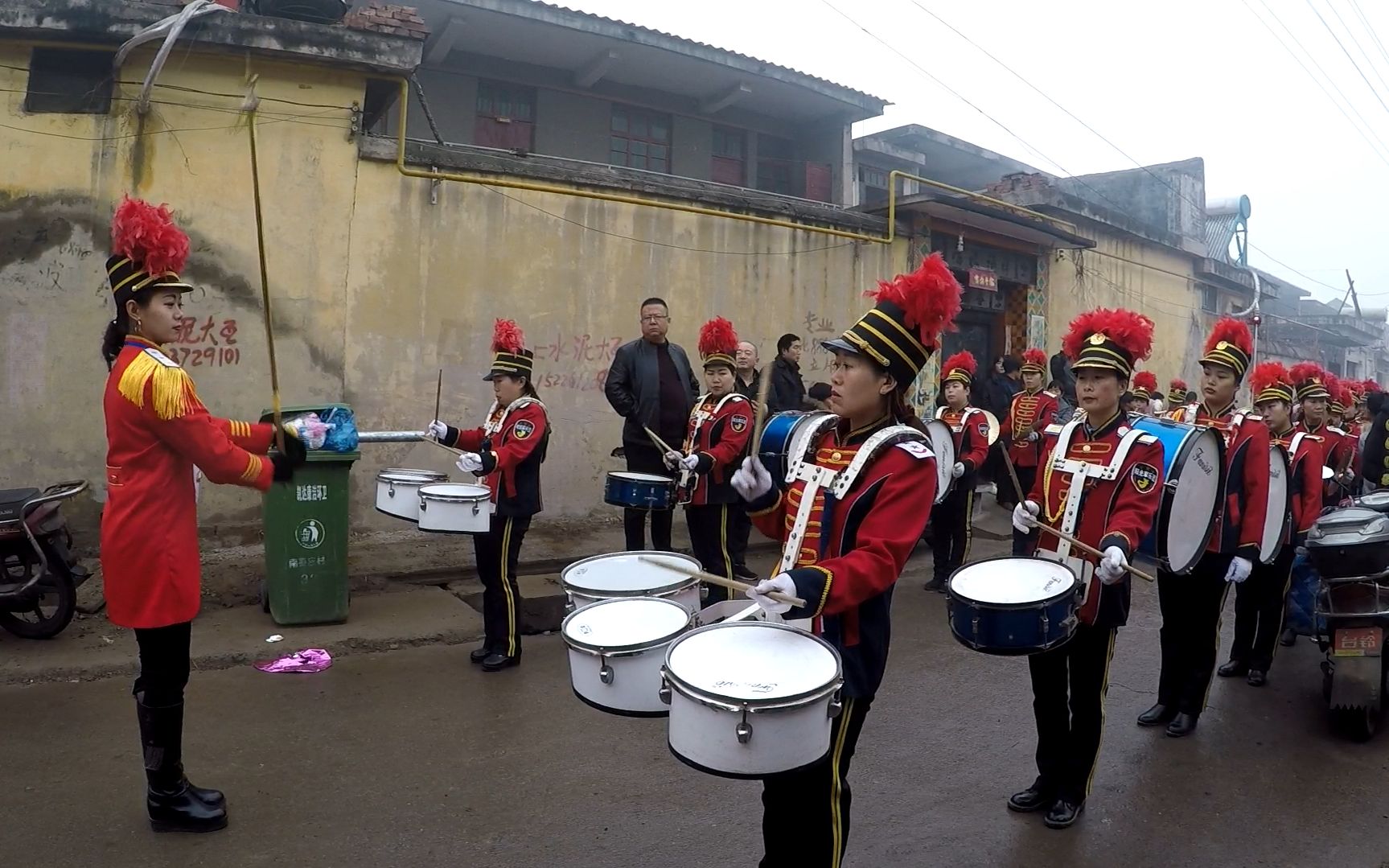 河南农村结婚喜庆场面,女子军乐团伴奏,迎亲队伍好比阅兵仪式_哔哩