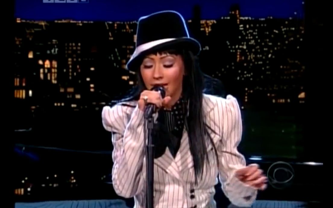 [图]【离开】Christina Aguilera - Walk Away (Live On Letterman) 2004.01.16