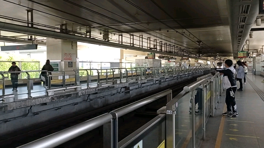 上海地铁1号线钢铁侠二世汶水路进站(终点站富锦路)