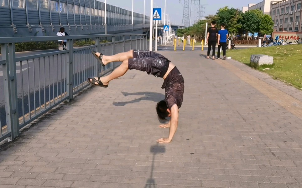 后手翻教程,学会封面这个动作,3分钟就能让你突破后手翻