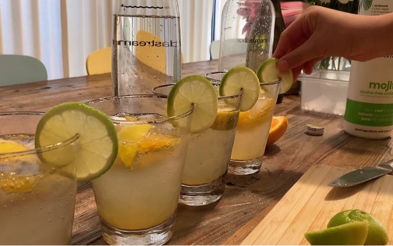 11岁的妞妞姐姐在家里自制一杯精致的mojito鸡尾酒,客人朋友们都很