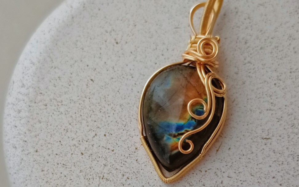 用30秒看我绕线拉长石吊坠的过程吧