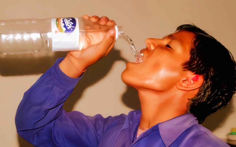 印度人喝水时,为何嘴巴不能碰杯子?而是直接倒?他们不怕被呛吗