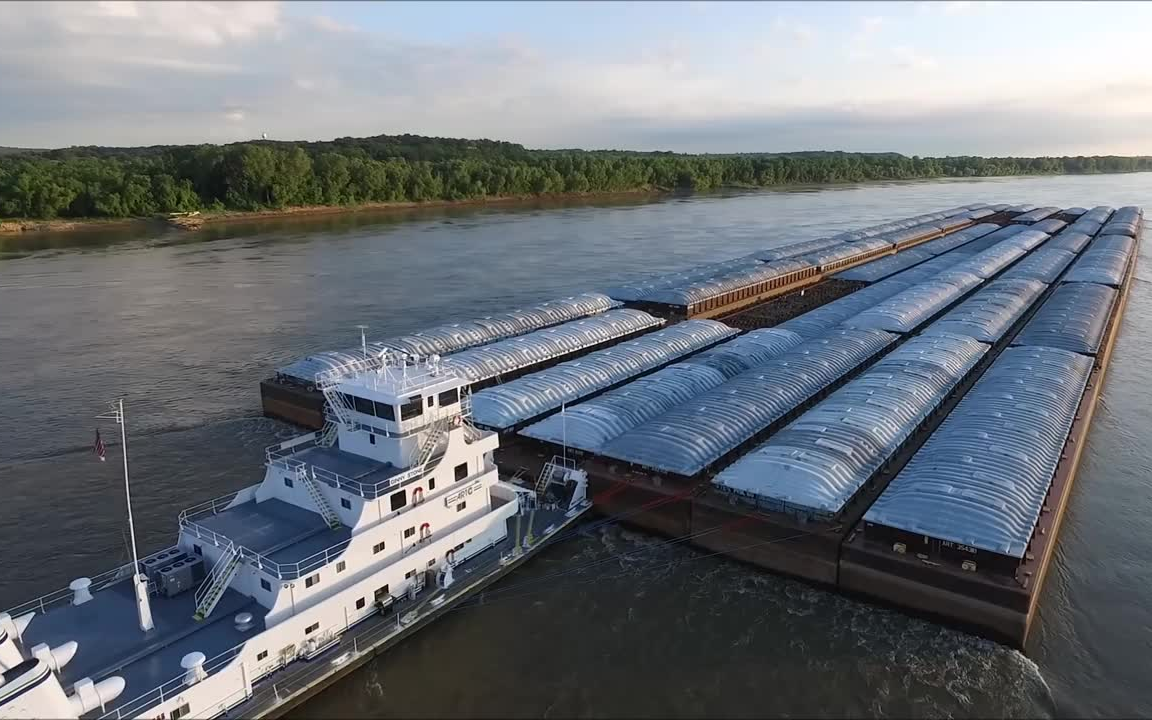 密西西比超级顶推船推49艘驳船,每节60米长,运量恐怖
