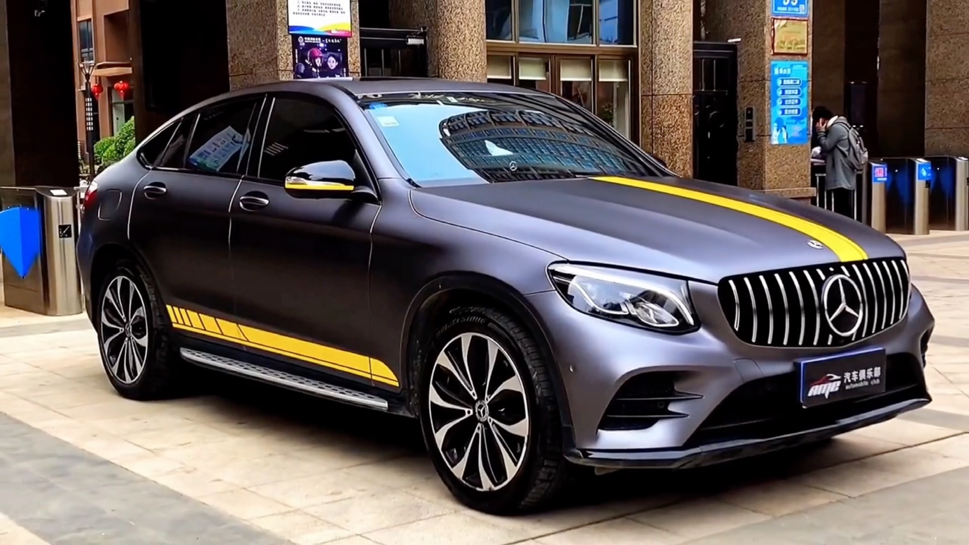 奔驰glc车身改色贴膜,漆面amg原厂山灰改色效果,帅气车漆质感