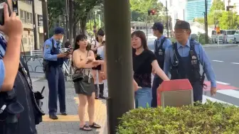 下载视频: 日本热搜：新宿にて、中国人女のパンチとキック。日本の警察は反撃せず三个东北女的在日本袭警