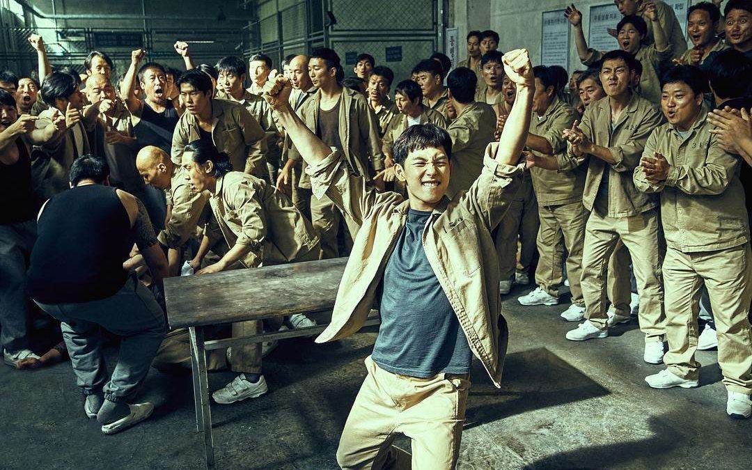 卧底警察反水监狱老大,出狱后叱咤黑道,犯罪片《不汗党》