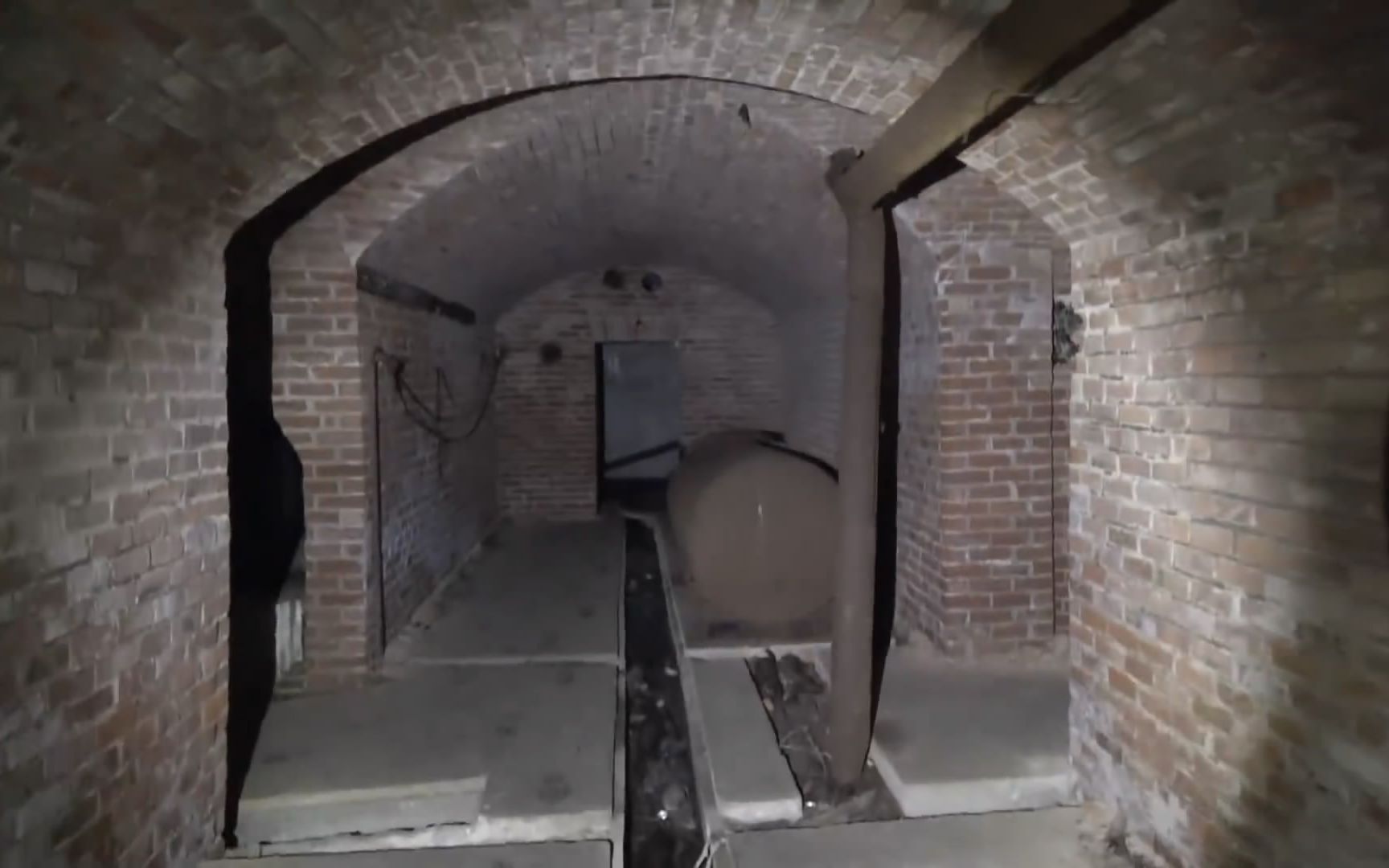 【野外探险】探索废弃的二战德国地下掩体