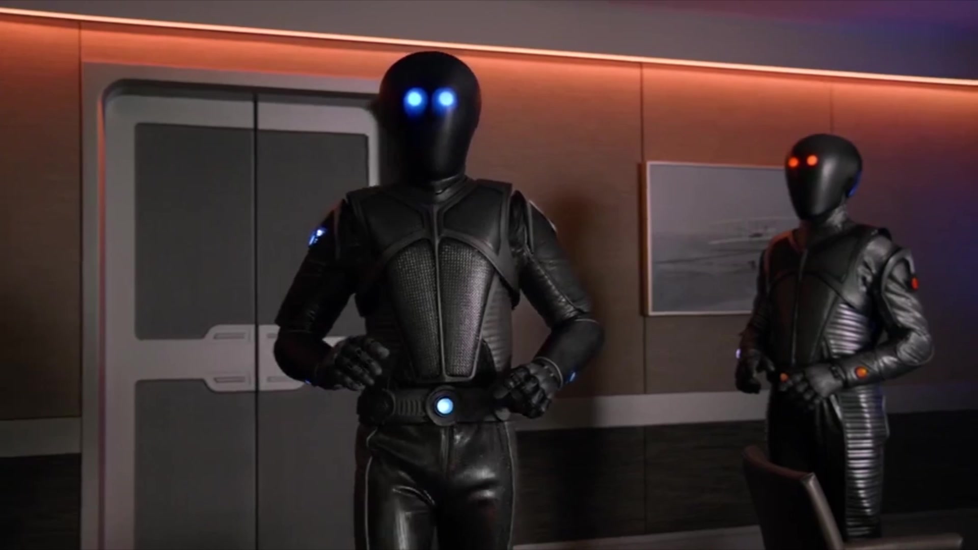 奥维尔号艾萨克救下了小男孩控制的驾驶舱拯救了地球