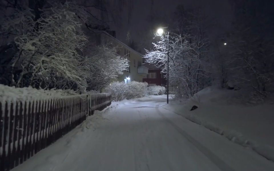 【超清芬兰】漫步游夜晚雪中的赫尔辛基昆普拉 美丽的木屋街区 (1080P高清版) 2023.2哔哩哔哩bilibili