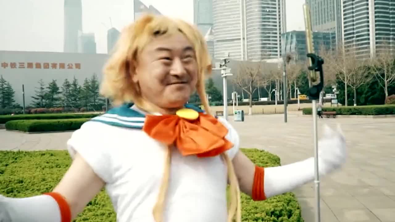 50岁大叔化身美少女战士,当街直播跳舞,大爷原地装死!