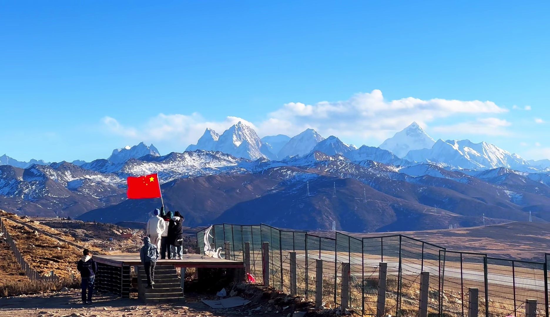 川西旅行,贡嘎山,雅拉雪山,蓝天下一路雪山相伴的风景太美了哔哩哔哩bilibili