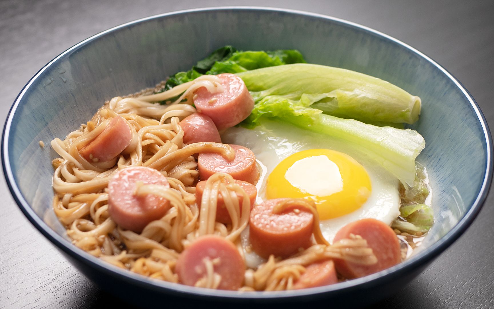 酸汤火腿肠穿面 面条另类做法 充满了创意 搭配酸辣汤底 非常开胃