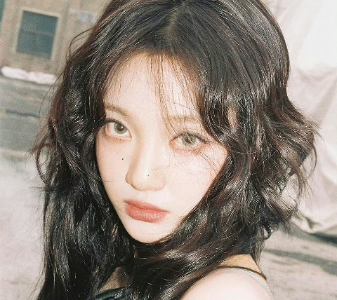 宁艺卓新造型卷发美出新高度!氛围感拉满!