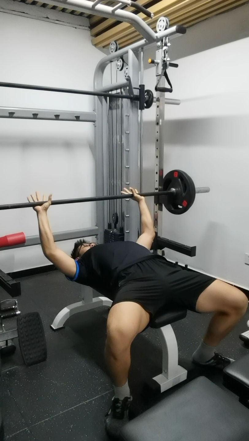 卧推75kg 8×4 双杠臂屈伸10×4