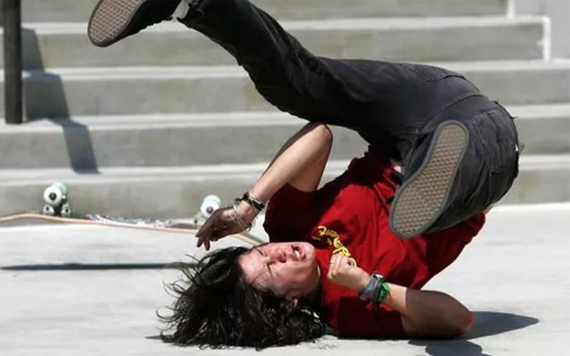 一位男性玩滑板摔倒后这是他的大脑发生的变化