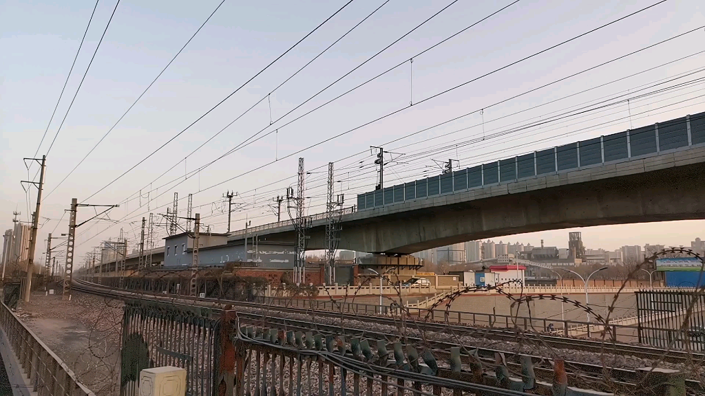 京局石段hxd3b0154牵引敞车货列下行通过石德线石家庄谈固北大街地道