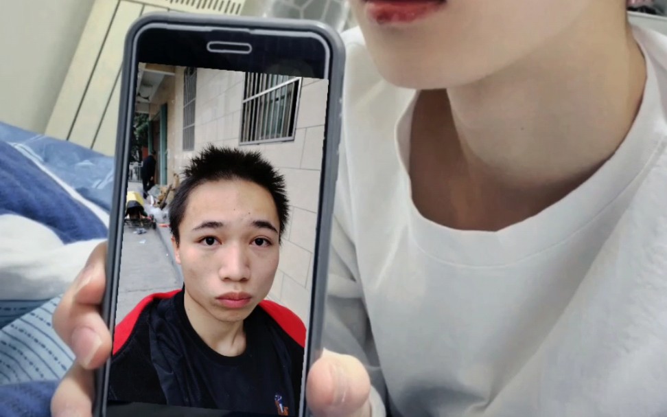 帅哥举着手机里面有我照片呢