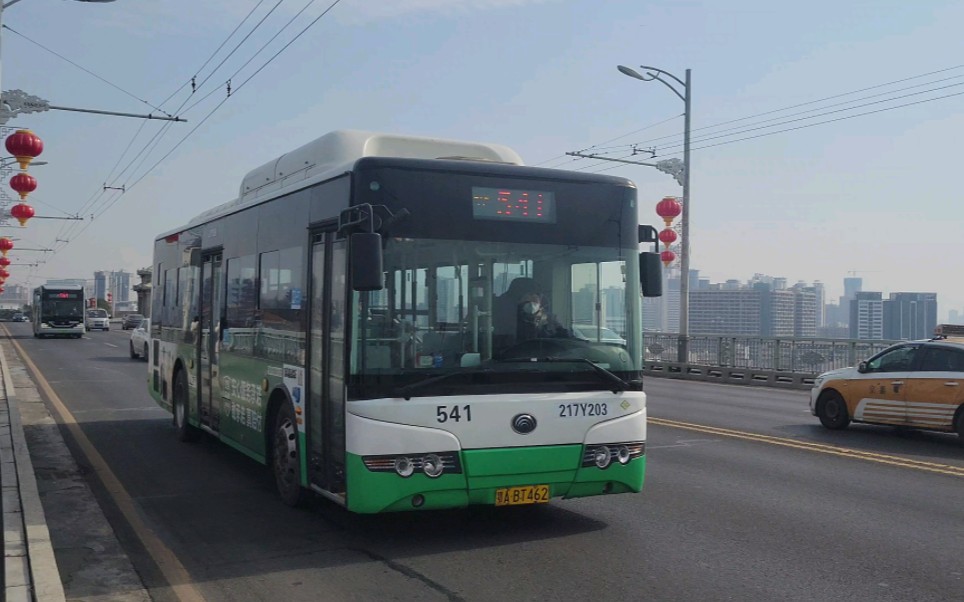 武汉公交541/561路通过长江大桥