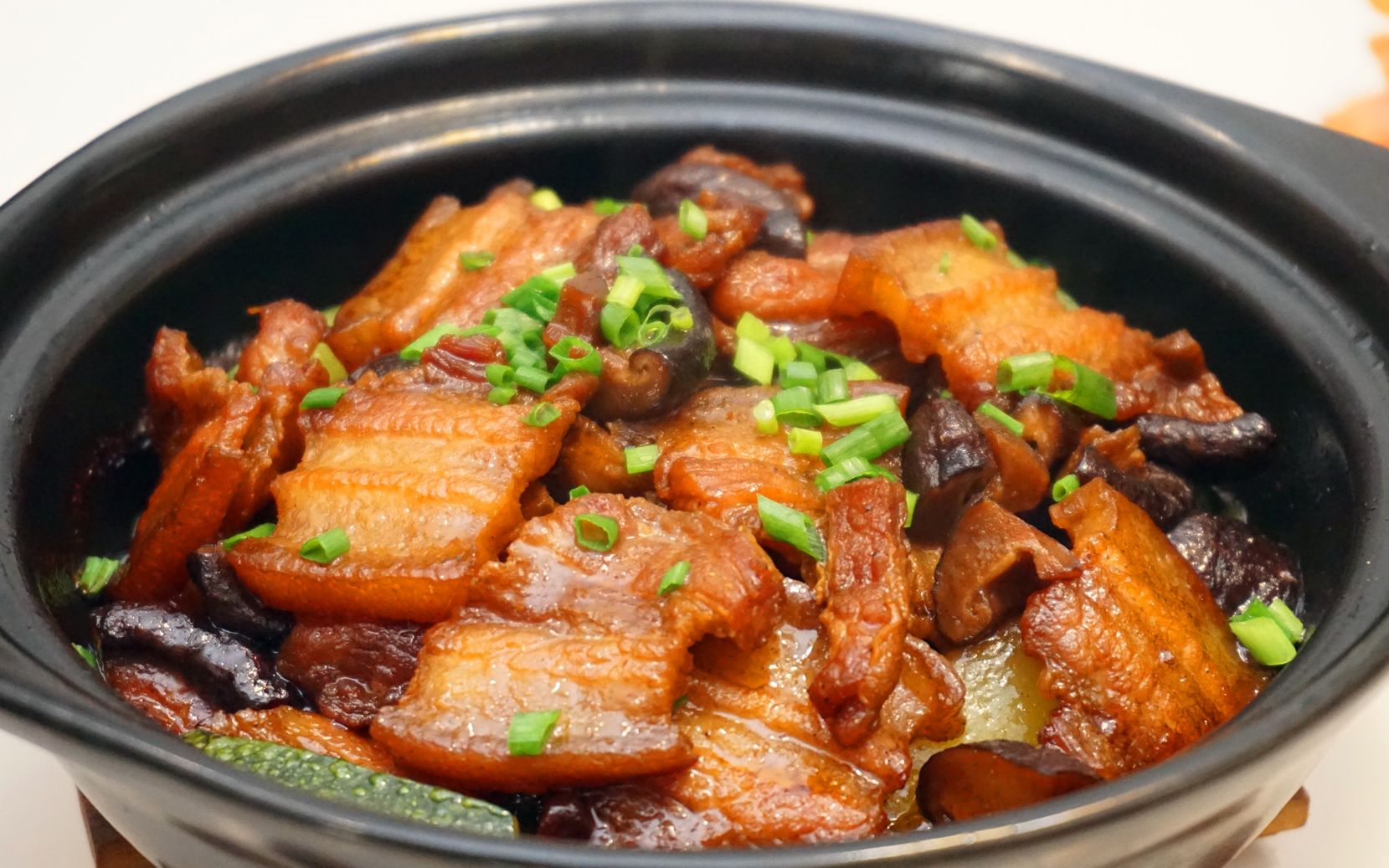 大厨教你做五花肉焗南瓜私房做法香味十足吃着特解馋