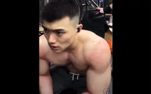 Download Video: 来自新疆的胸毛肌肉男模，双眼皮的肌肉男胸肌超大