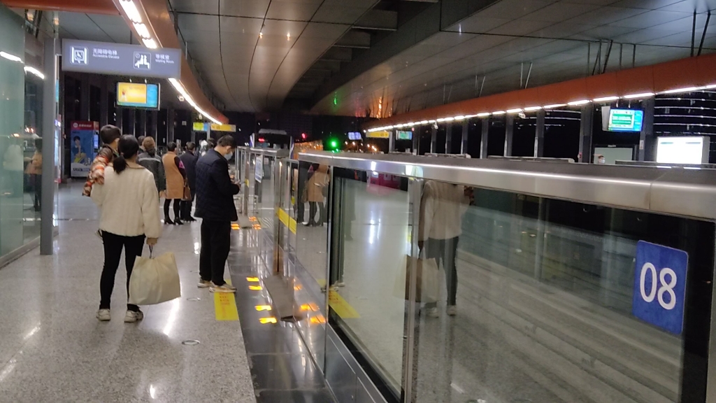 实拍重庆轨道三号线花溪站进站