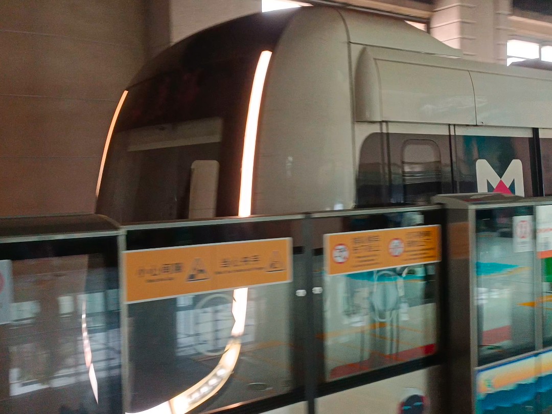 嘉庚号地铁列车进入集美学村站