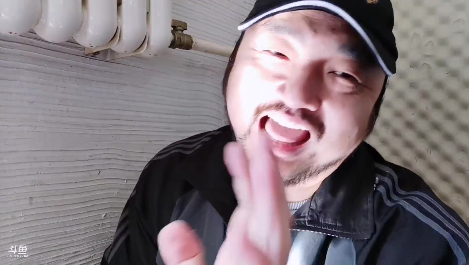 【10月14日】斗鱼3dm总监短暂开播讽刺豹妈黑粉,今后就不定时开播收