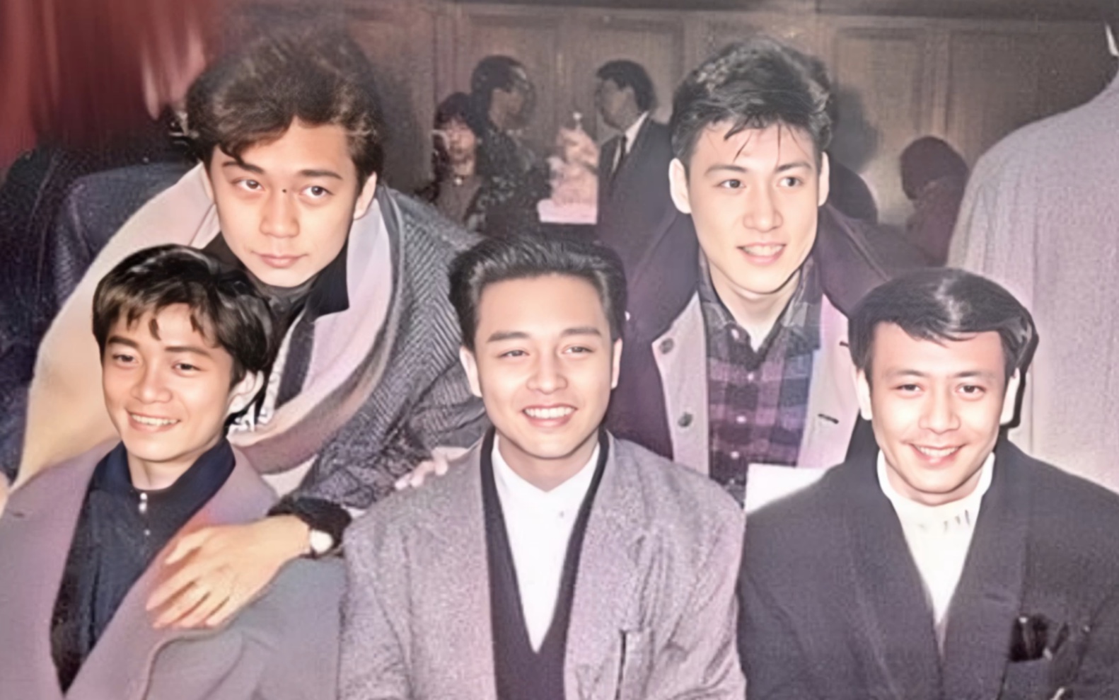 上世纪八十年代红极一时的香港男歌星们罕见合影,遗憾的是前排的三位