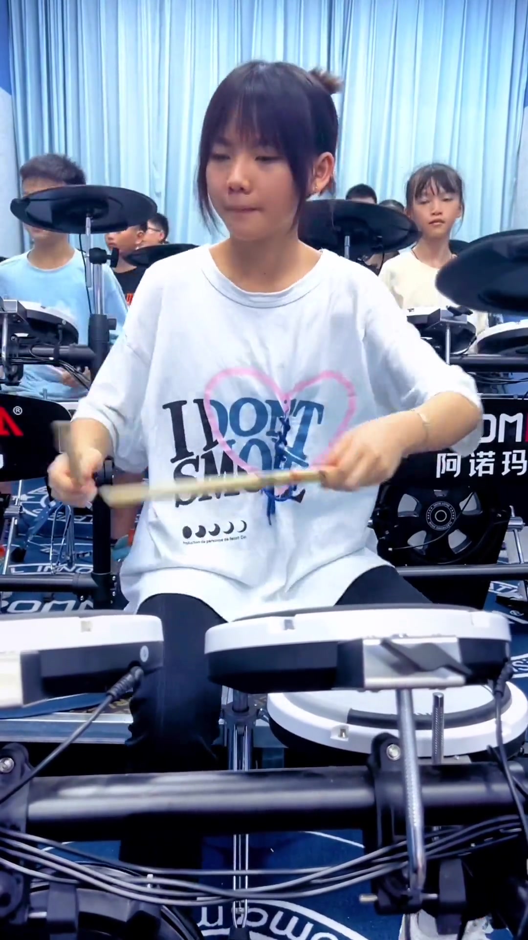 妞妞的笑容又来了妞妞暑假生活架子鼓演奏阿诺玛电鼓妞妞架子鼓