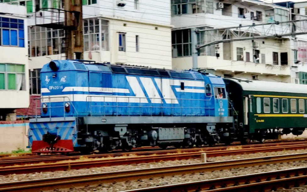 车底交会45002本务hxd1b0196再交会z185本务hxd1d0192通过南昌二场