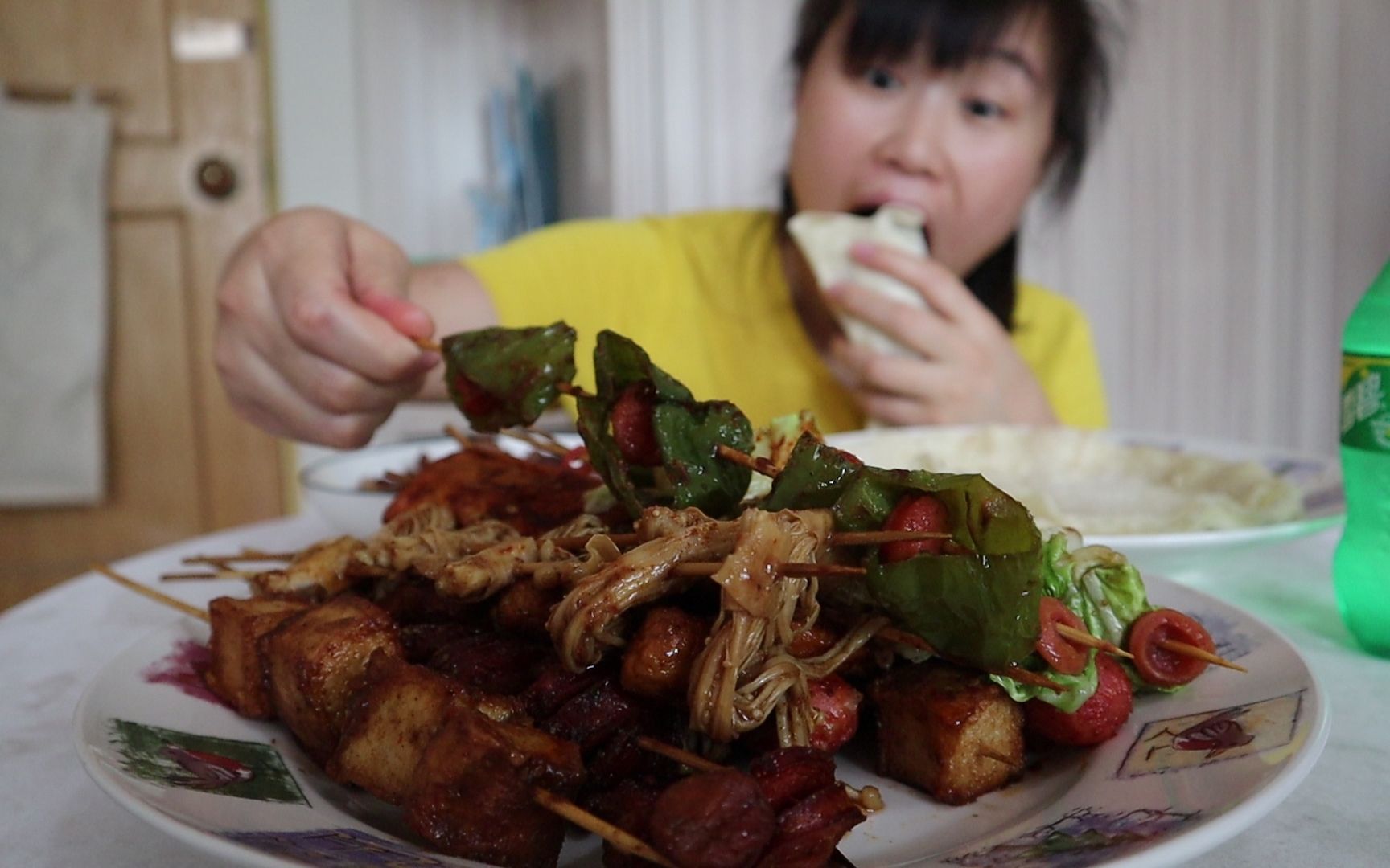 [图]幸福花30买来一盘炸串，做饼卷炸串吃，连吃4个大卷饼，吃得真嗨