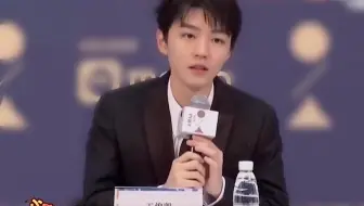 王俊凯西装，弟弟好正啊，呜呜呜
