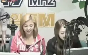 Video herunterladen: F(X)函数电台系列(考古篇之五十三）101002金希澈的Young Street..雪莉.LUNA（一日代班MC）