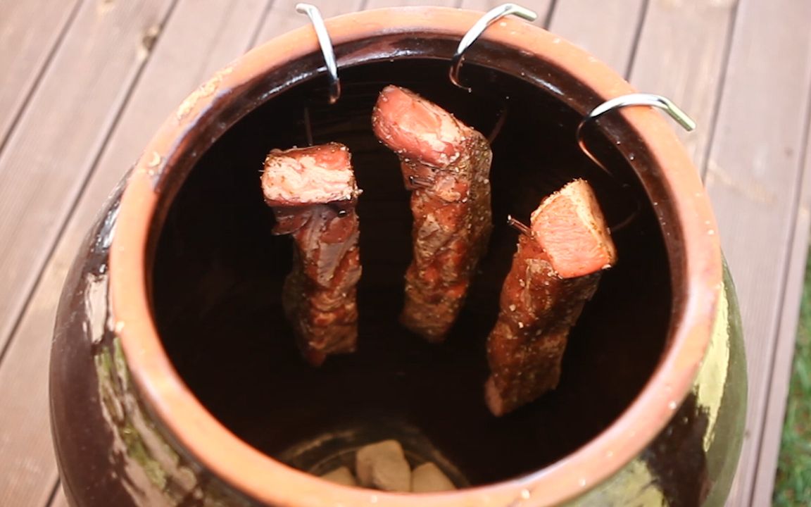 花费1小时烧火钻孔!坛子烤肉的传统做法,皮糯肉耙,醇香四溢!