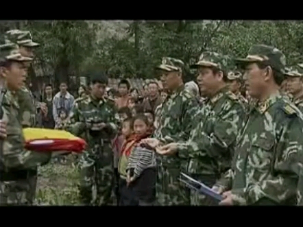 08年汶川大地震时,天安门国旗护卫队,把当天的国旗赠送给8740部队!