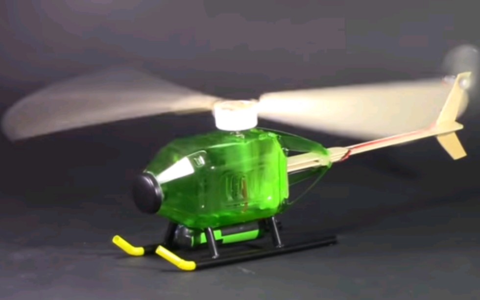 小伙用塑料瓶制作了一个直升飞机,当螺旋桨转动那一刻,太震撼了