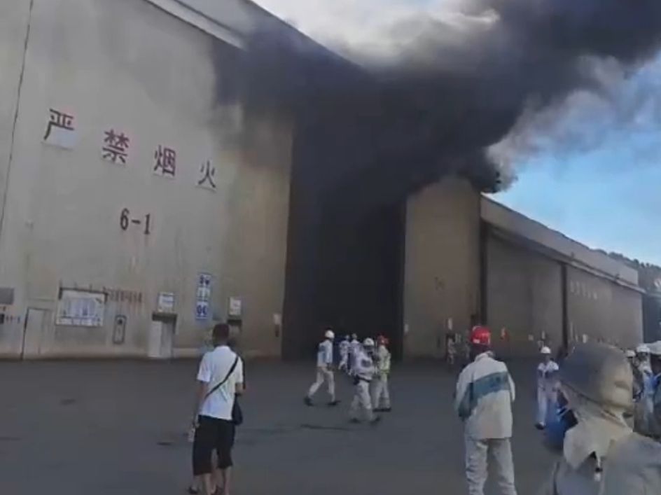 大连旅顺口区一船厂发生火情,现场浓烟滚滚,人员被紧急疏散