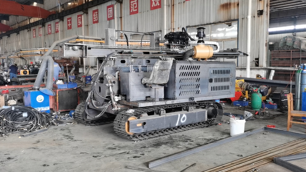 履带光伏引孔机-济宁鲁邦重工有限公司