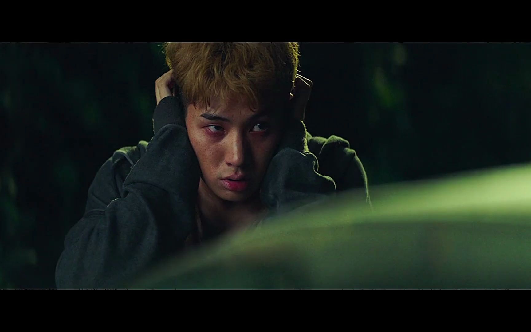 高分悬疑电影《抓住救命稻草的野兽们》面对家暴男你会怎么办