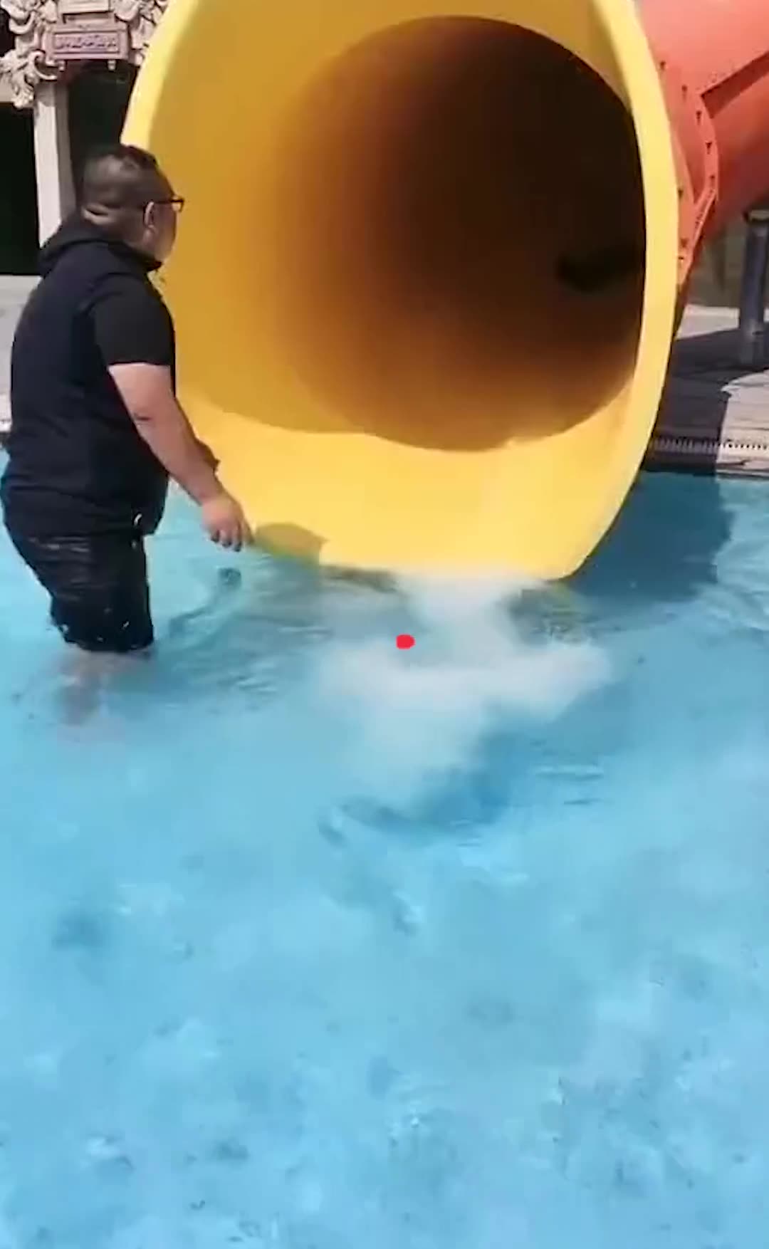 女子玩水上滑梯男子贴心保护下一秒尴尬一幕发生