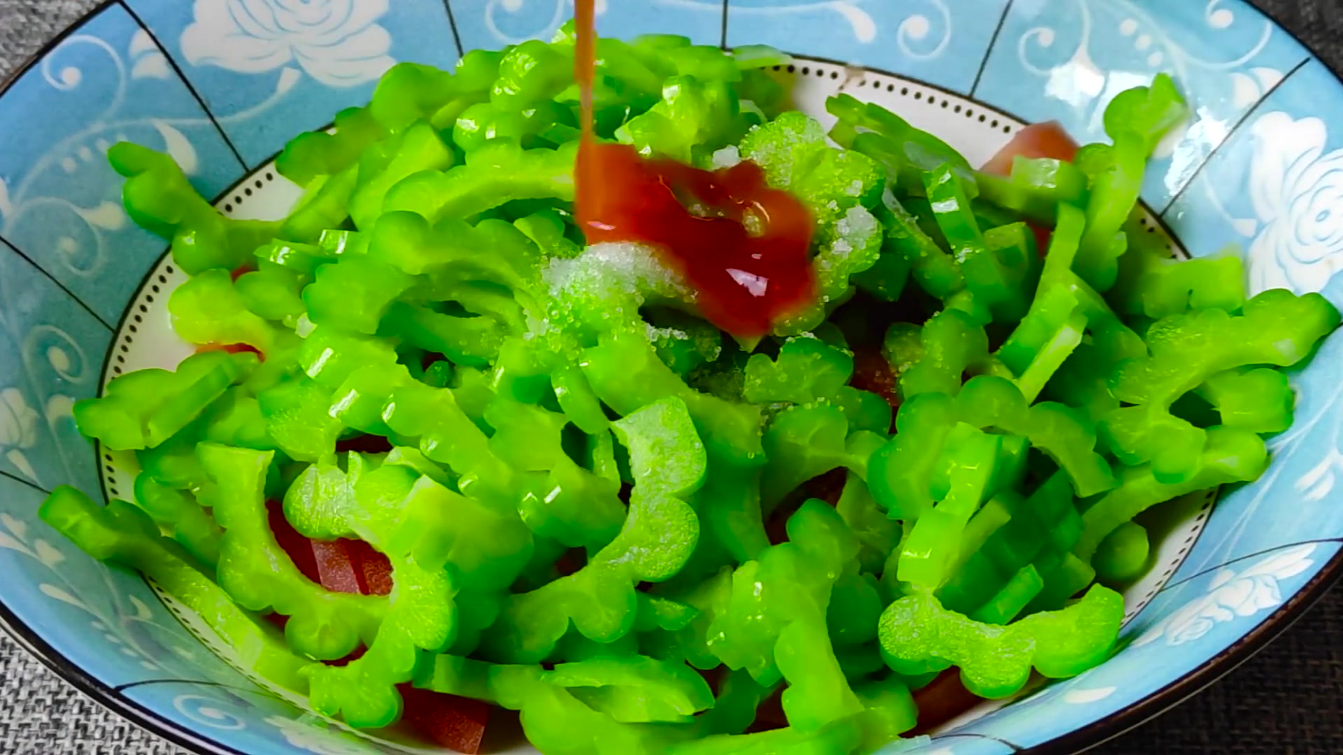 苦瓜和西红柿是绝配,教你一个神仙吃法,天天吃都不腻,开胃解馋