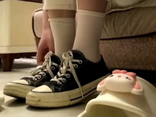 爱穿帆布鞋和白袜子