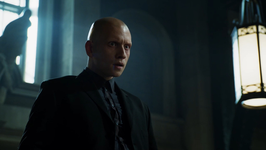 【哥谭】莫得感情的光头杀手维克多来到警局差点把主角戈登打死,上