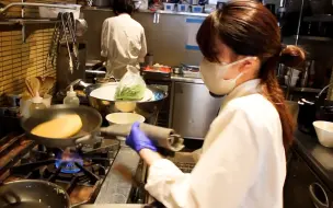 Video herunterladen: 【日本美食】大阪这家餐厅美女主人只做煎蛋包饭，再配上甜点饮料，一天使用600个鸡蛋